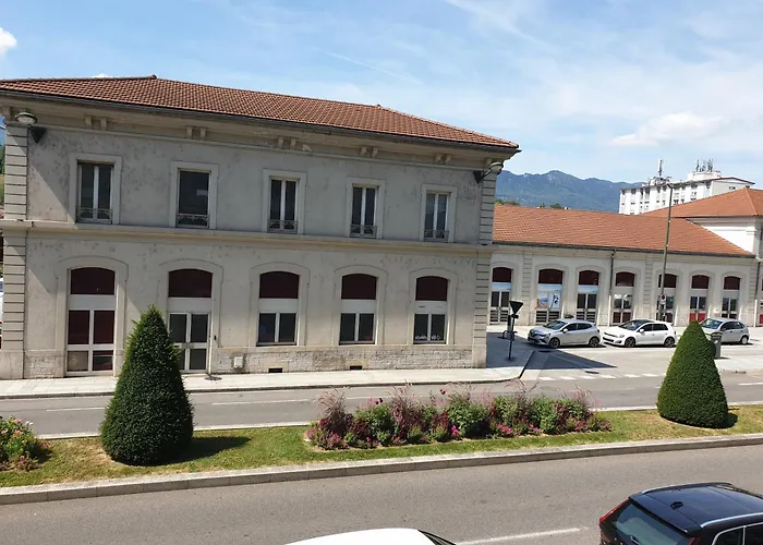 Riviera Face à La Gare